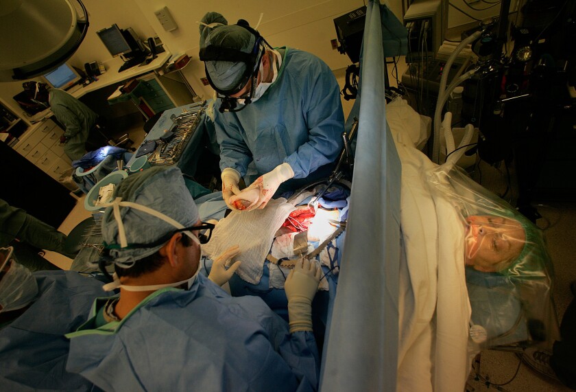 Researchers at UC San Francisco discovered that slightly cooling the bodies of deceased organ donors -- rather than heating them to normal body temperature -- improved the function of kidneys after the organs were transplanted into recipients. Here, UCLA surgeons transplant a kidney from a living donor into a patient.