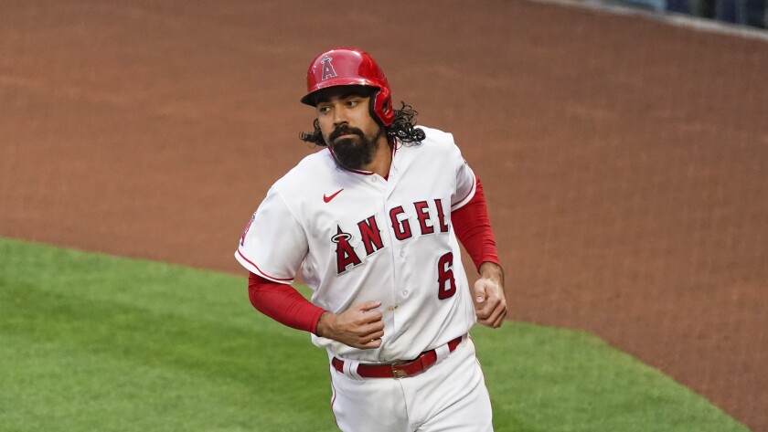 El antesalista de los Angelinos Anthony Rendon corre mientras usa un casco de bateador.