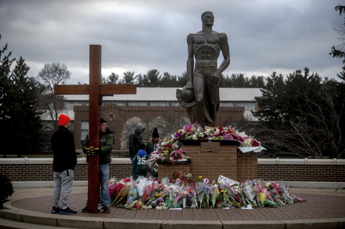 Memorial con flores y recuerdos el miércoles 15 de febrero de 2023 tras el tiroteo fatal en la Universidad Estatal
