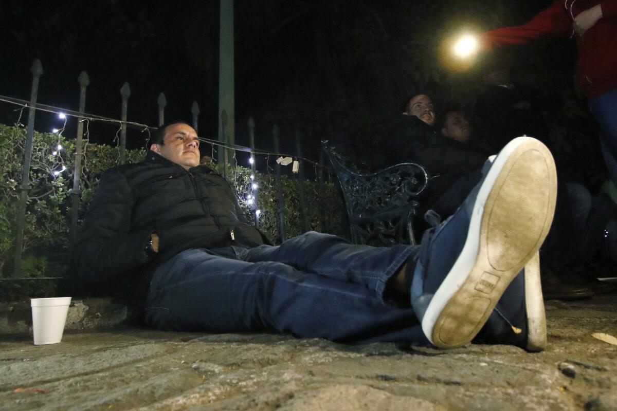 El alcalde de Cuernavaca, Cuauhtémoc Blanco, inició una huelga de hambre afuera de la Catedral de la ciudad.