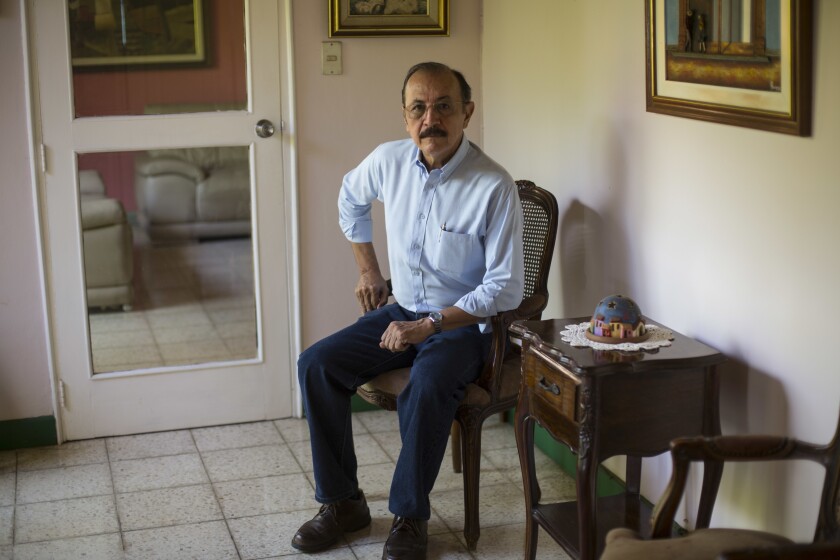 El general sandinista retirado Hugo Torres posa para un retrato en su casa, en Managua,