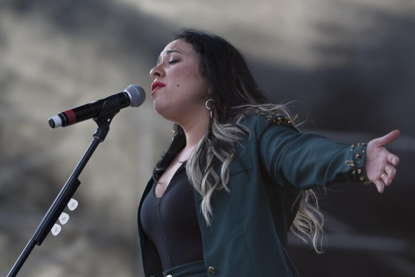 ARCHIVO - La cantante mexicana Carla Morrison durante su presentación en la 17ª edición del festival Vive Latino en la Ciudad de México el 24 de abril de 2016. Morrison lanzó su álbum “El renacimiento” el 29 de abril de 2022. (Foto AP/Eduardo Verdugo, archivo)