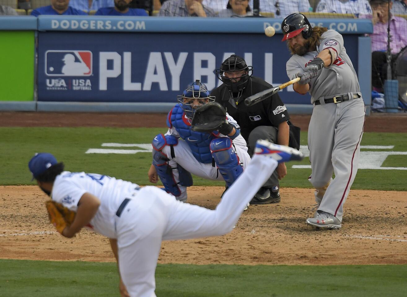 Jayson Werth de los Nacionales de Washington batea un jonrón en el noveno inning ante los Dodgers de Los Angeles en el tercer juego de la serie divisional de la Liga Nacional, el lunes 10 de octubre de 2016.