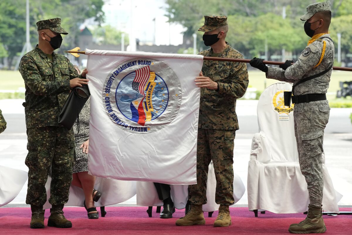 Senior Philippine and U.S. military officials unfurling a flag