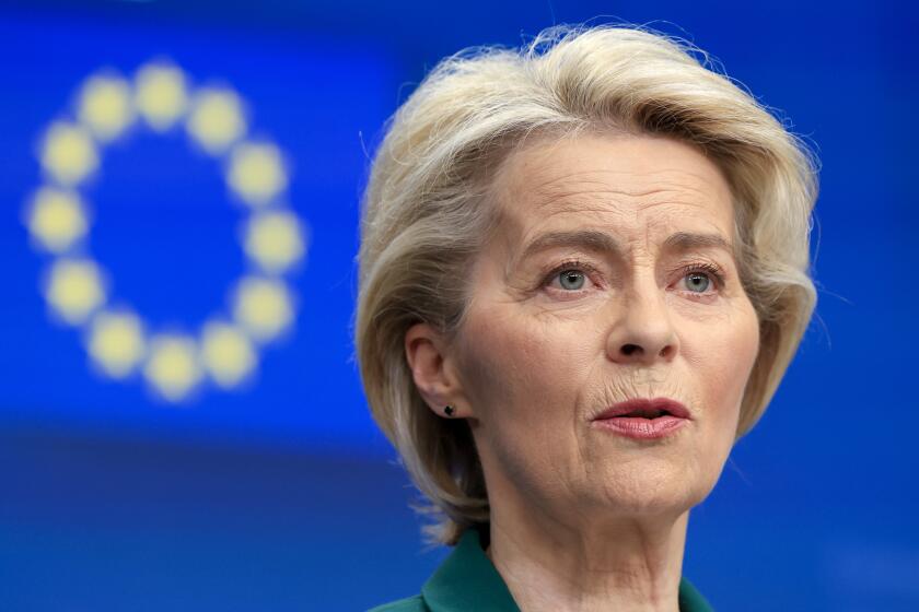 ARCHIVO - La presidenta de la Comisión Europea Ursula von der Leyen habla en una conferencia de prensa al final de una cumbre de la Unión Europea en Bruselas, el viernes 22 de marzo de 2024. (AP Foto/Geert Vanden Wijngaert, Archivo)