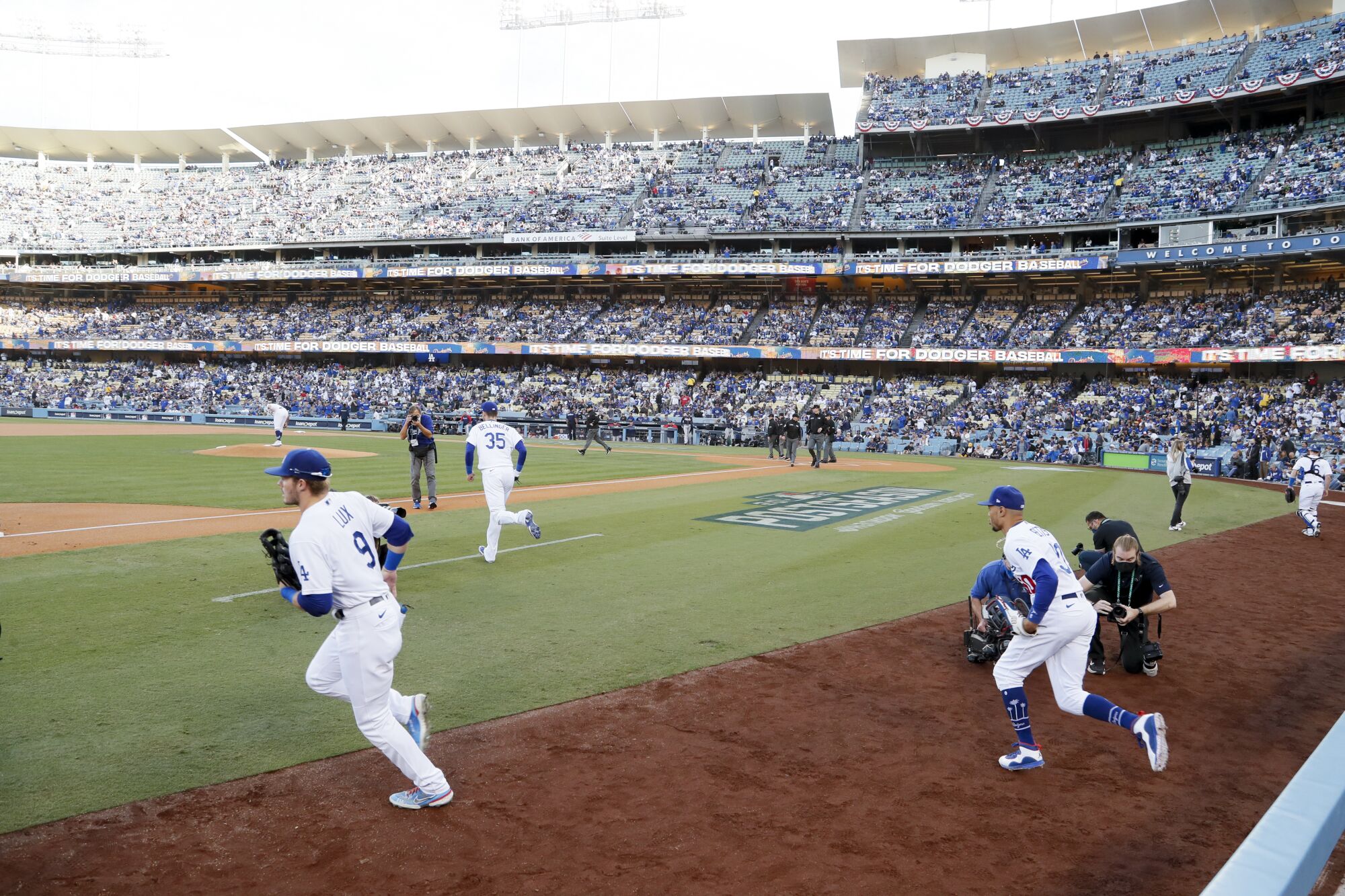  Dodgers take the field.