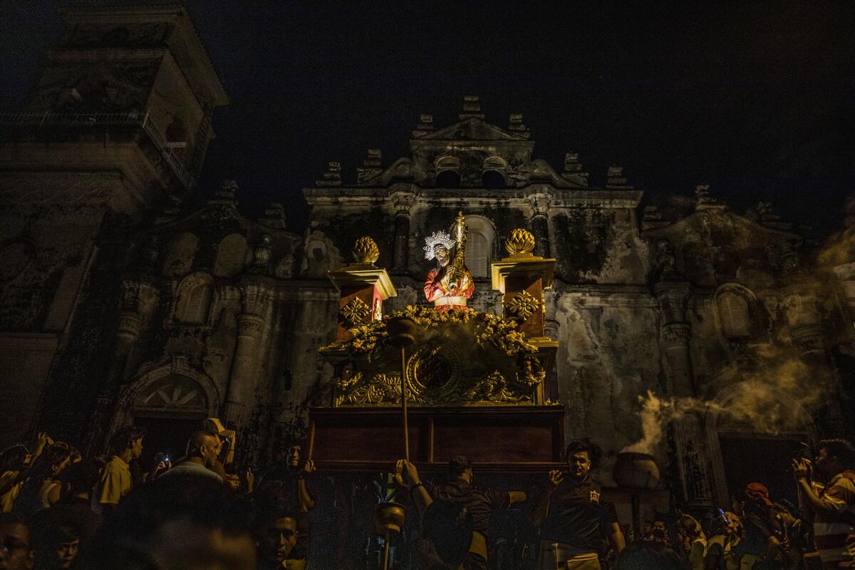 Fieles participan en la procesión del Jesús del Gran Poder, en la iglesia de La Merced en Granada