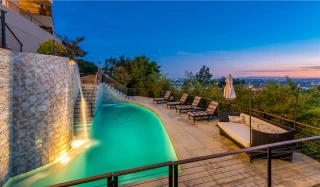 La casa en la ladera incluye tres niveles de terrazas, balcones y patios, así como una piscina y un spa.