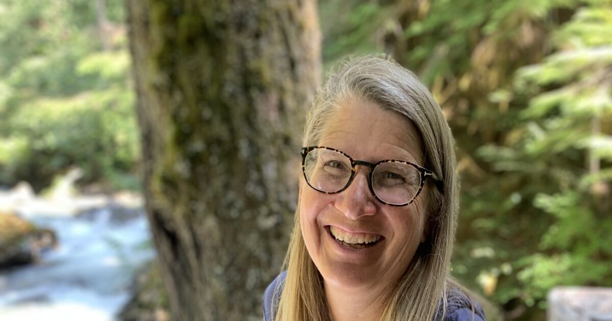 Die Vitrine der lokalen Künstlerbibliothek erinnert an den Coast to Crest Trail Die Vitrine der lokalen Künstlerbibliothek erinnert an den Coast to Crest Trail
