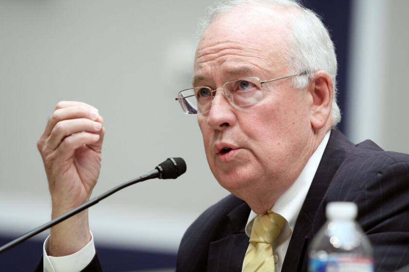 Fotografía de archivo del 8 de mayo de 2014 del entonces rector de la Universidad de Baylor Ken Starr mientras testifica ante una comisión de la Cámara de Representantes de Estados Unidos. (AP Foto/Lauren Victoria Burke, Archivo)