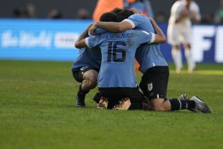 Los futbolistas de Uruguay celebran el triunfo sobre Israel en la semifinal del Mundial Sub en el estadio Diego Maradona de La Plata, Argentina, jueves 8 junio, 2023. (AP Foto/Ricardo Mazalan)