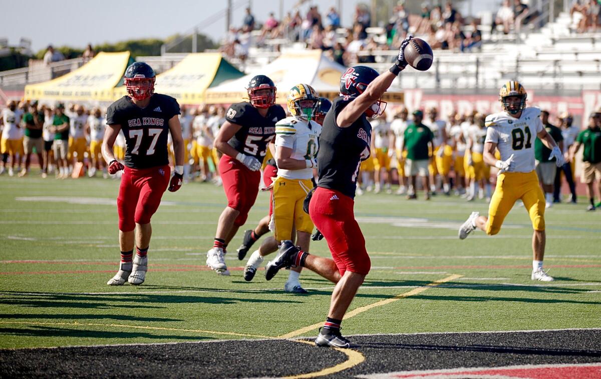 Palos Verdes Wide Receiver Luke Gayton erzielt am Freitag den zweiten Touchdown der Sea Kings gegen Edison.