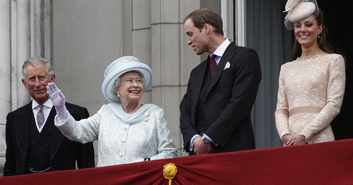 HM Elizabeth II Diamond Jubilee 2012 Official Souvenir Guide Magazine NEW 