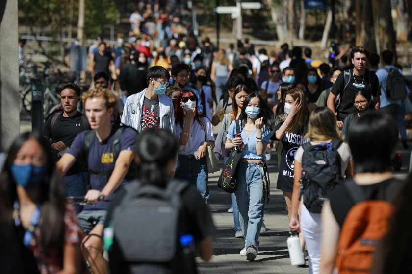 SAN DIEGO, CA - SEPTEMBER 23: UC San Diego students crowd the walkways on the first day of instruction at the school on Thursday, Sept. 23, 2021 in San Diego, CA. (K.C. Alfred / The San Diego Union-Tribune)