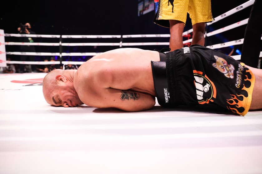 Tito Ortiz queda aniquilado en el suelo tras recibir un fuerte golpe de Anderson Silva.