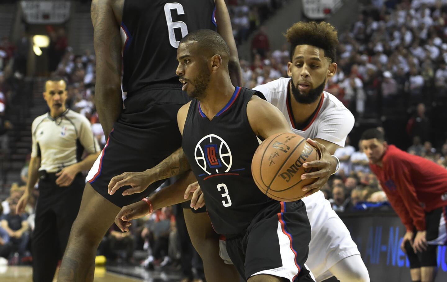 Clippers point guard Chris Paul breaks hand