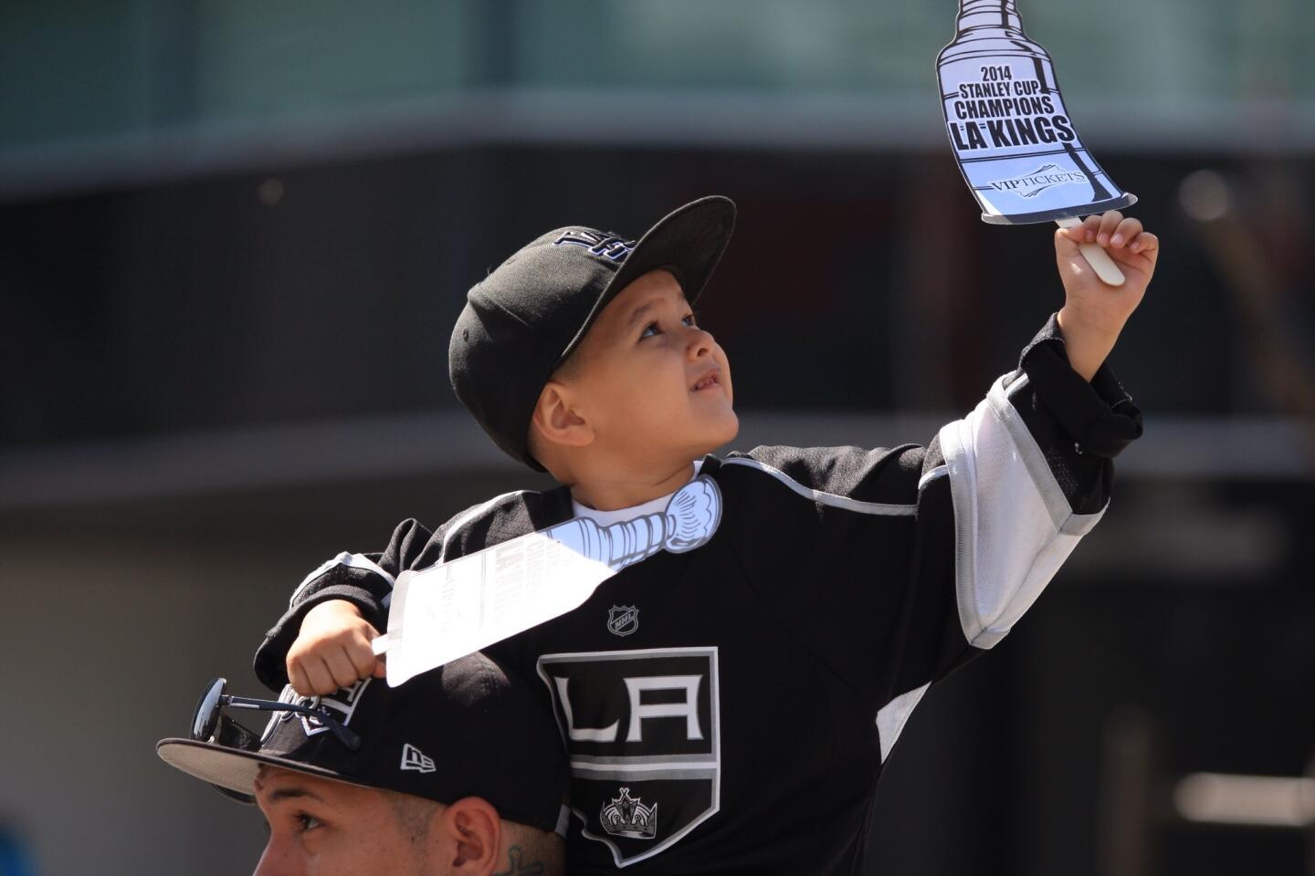 Stanley Cup victory parade: L.A. Kings fans line up early downtown