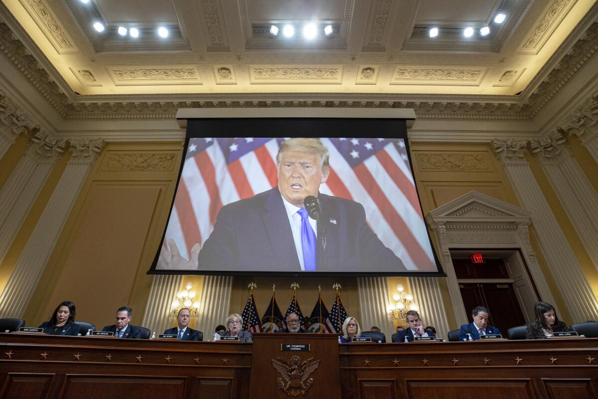 Un video del expresidente Donald Trump es reproducido en una pantalla durante la última reunión de la comisión selecta