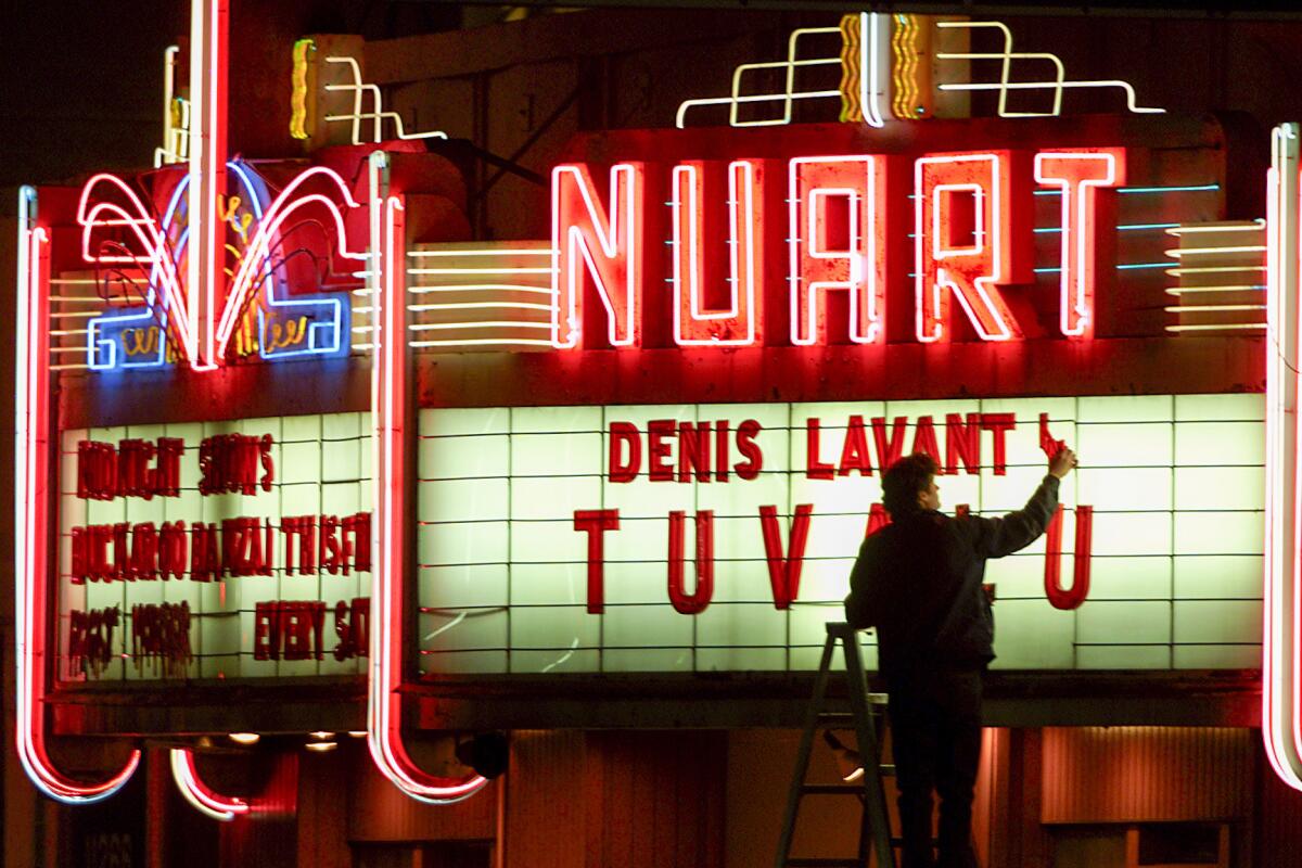 042398.CA.0131.nuart7.RG -- The Nuart Theater, Thursday, January 31, 2002.