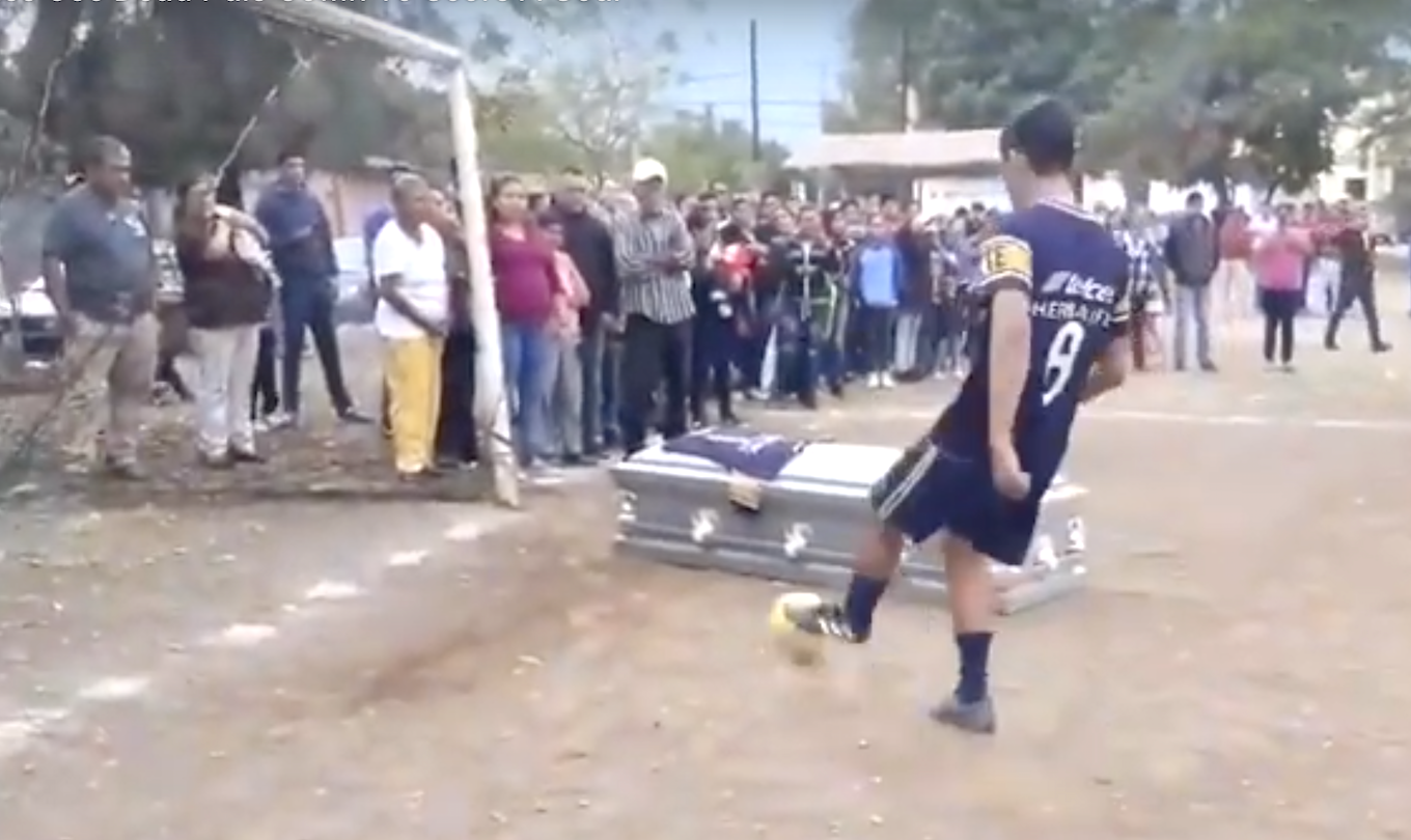Diciembre 2018: El equipo de futbol Deportivo Llamas anotó un gol cuando el ataúd de uno de sus compañeros fallecidos, Noe Acuña, fue utilizado para rematar un balón, durante un homenaje al difunto en el estado de Tamaulipas, México.