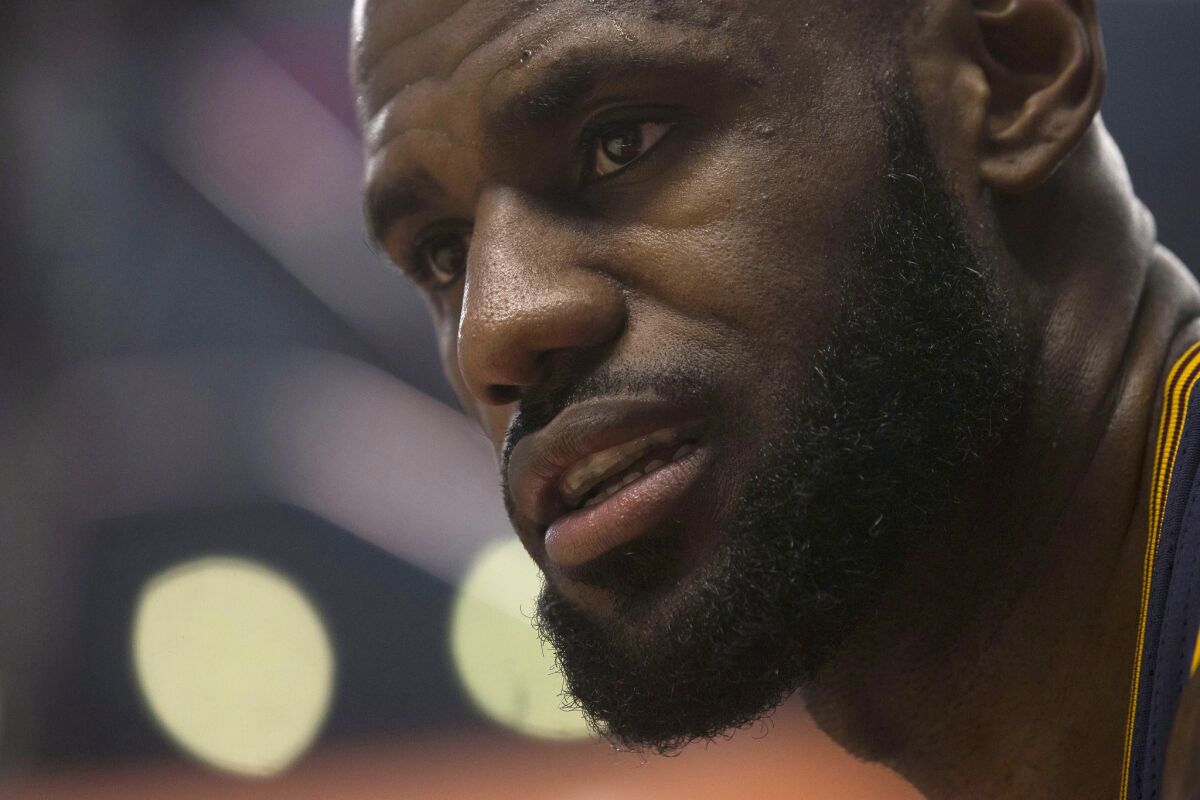 LeBron James has no plans to chat with Knicks president Phil Jackson while in New York this week.