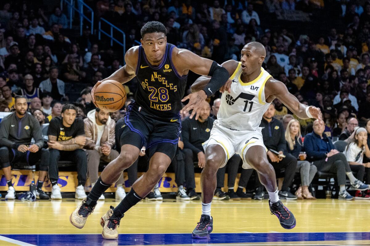 Lakers forveti Rui Hachimura, Salı günü Crypton.com Arena'da Utah Jazz guardı Kris Dunn'ın önünde potaya doğru gidiyor.