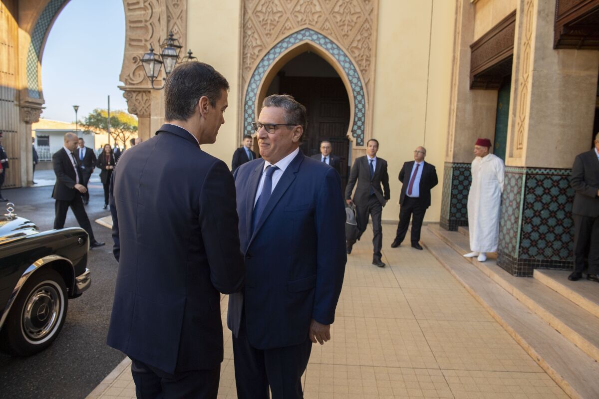 El primer ministro marroquí Aziz Akhannouch, derecha, recibe al presidente del gobierno español Pedro Sánchez 
