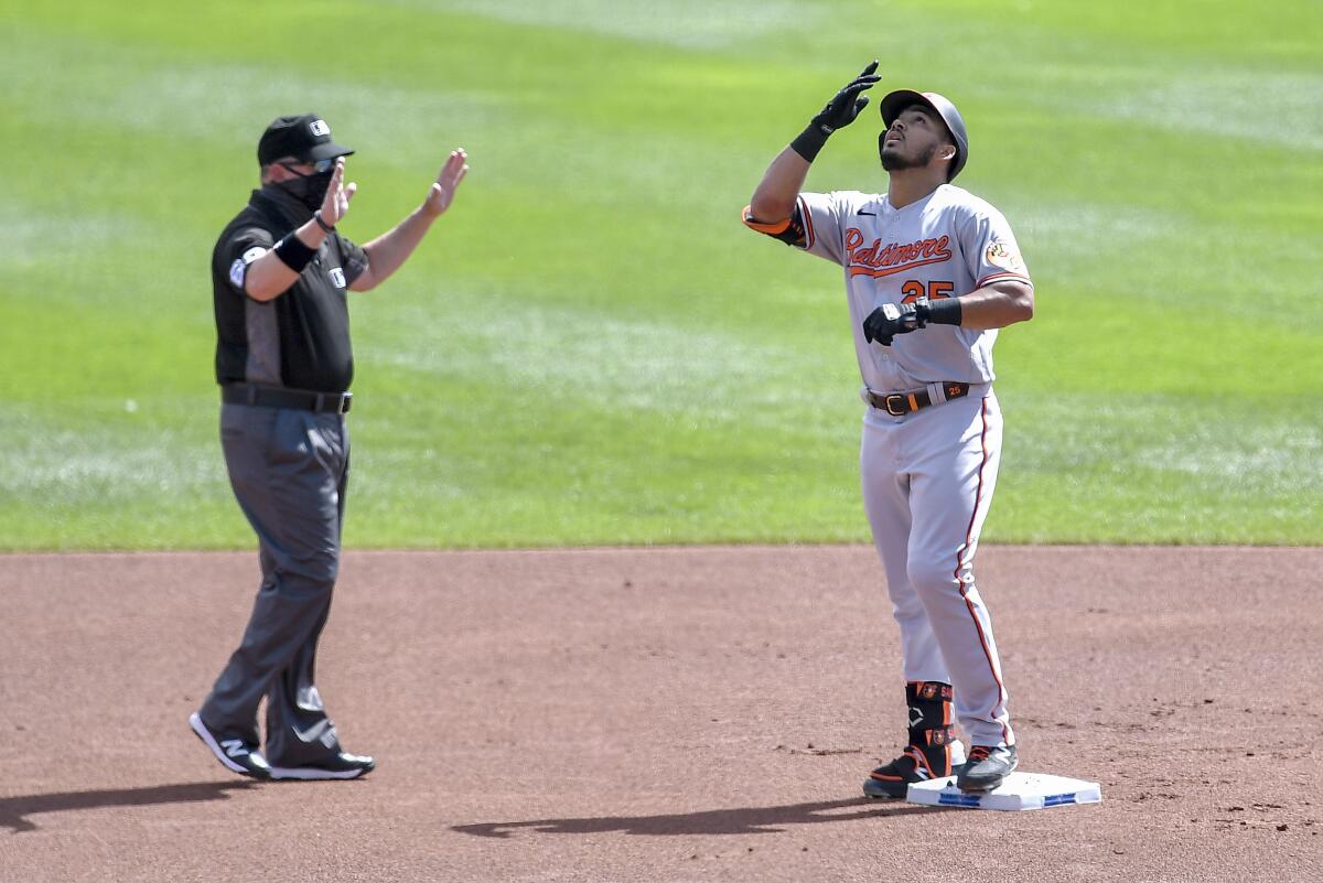 El venezolano de los Orioles de Baltimore Anthony Santander celebra luego de conectar un doblete 