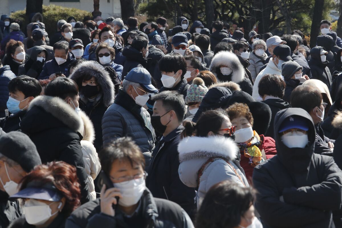 La gente hace fila para comprar máscaras faciales de protección ante el coronavirus, en Seúl.