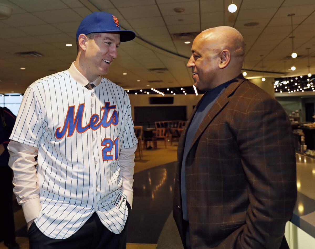 Newly-signed New York Mets third baseman Todd Frazier, left, talks to Omar Minaya 