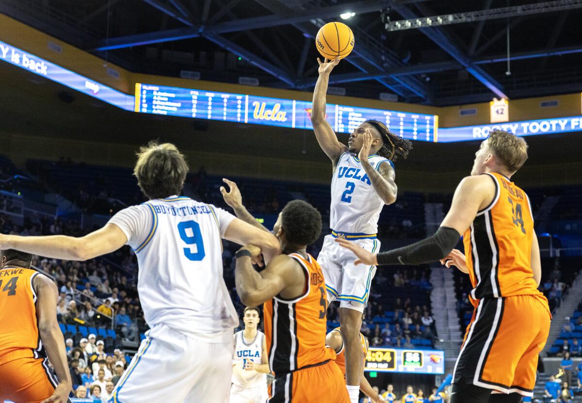 UCLA gardiyanı Dylan Andrews, Perşembe günü ikinci yarıda Oregon State'e karşı tek elle şut atıyor.