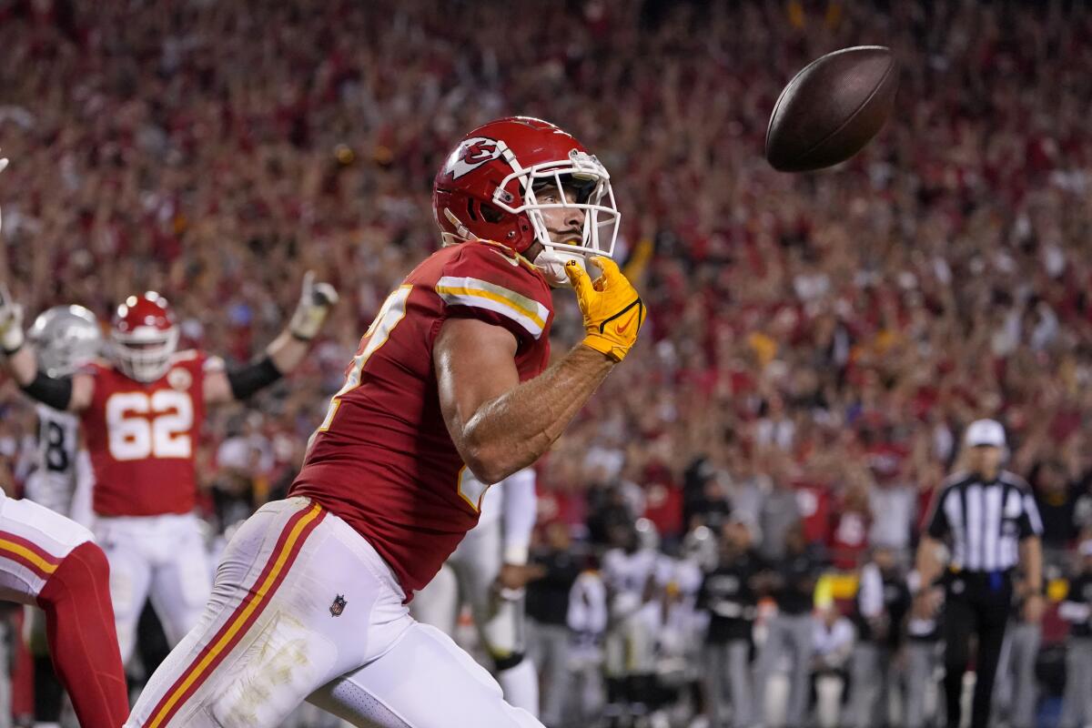 Chiefs reaccionan y superan a unos Raiders que dan pelea - San