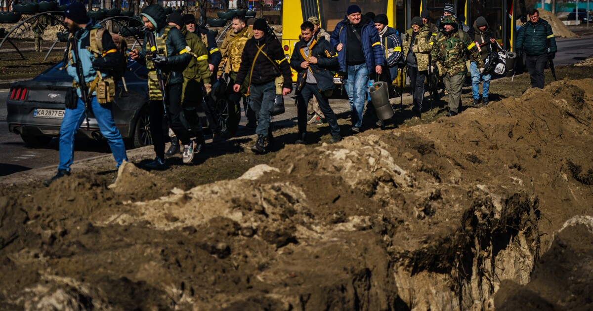 Huge Russian convoy advances on Kyiv, which braces for a siege Huge Russian convoy advances on Kyiv, which braces for a siege
