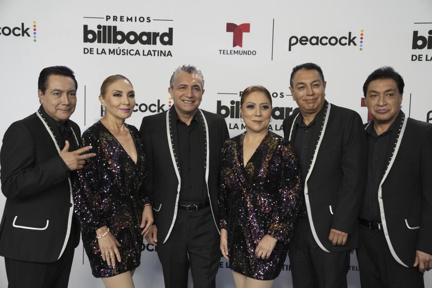 El grupo mexicano Los Ángeles Azules posa en la alfombra azul de los Premios Latin Billboard