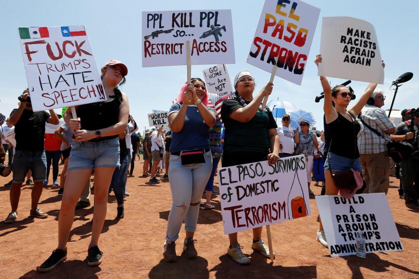 Manifestantes en El Paso, Texas, protestan contra el presidente Donald Trump, quien visitó el lugar tras el tiroteo donde murieron 22 personas.
