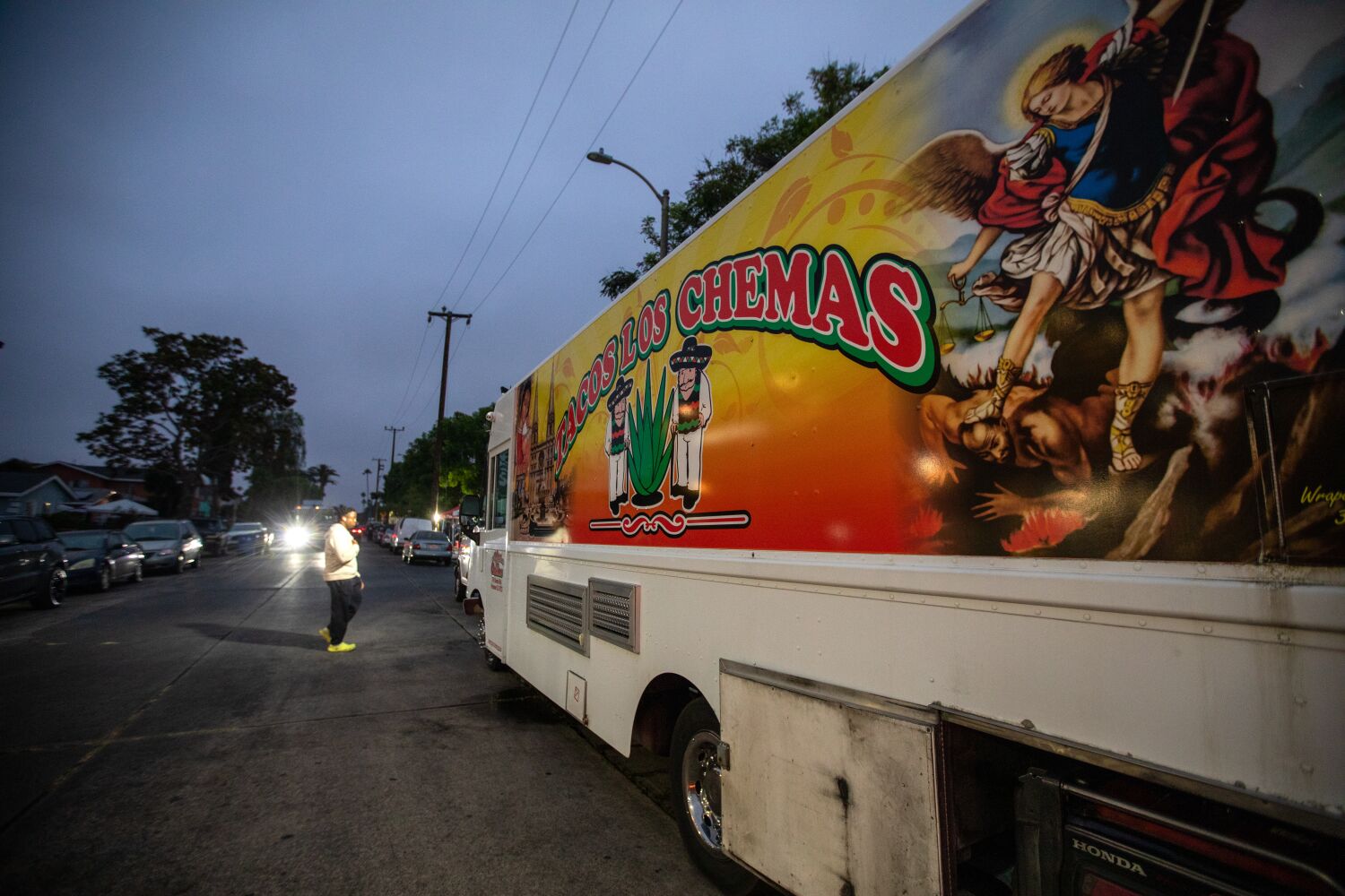 Gunmen rob five L.A. taco trucks and stands, the latest in a string of street holdups