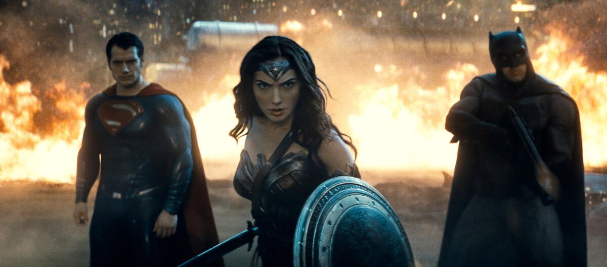 En esta imagen difundida por Warner Bros. Entertainment, Henry Cavill como Superman, Gal Gadot como la Mujer Maravilla y Ben Affleck como Batman, en una escena de "Batman vs Superman: Dawn of Justice". (Warner Bros. Entertainment via AP)