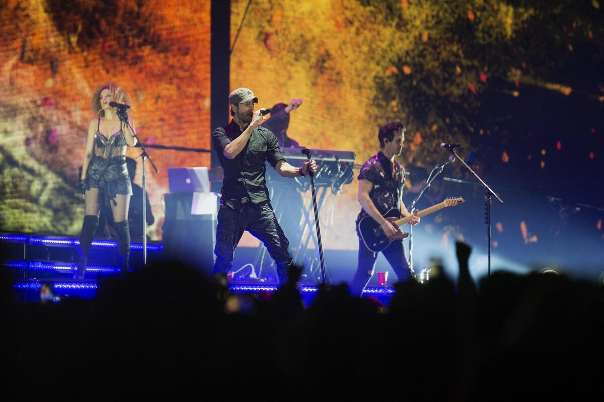 El cantante Enrique Iglesias, en un momento del concierto que ha ofrecio en Santander, dentro su gira "Love + Sex" e incluido en los actos culturales del Año Jubilar Lebaniego.