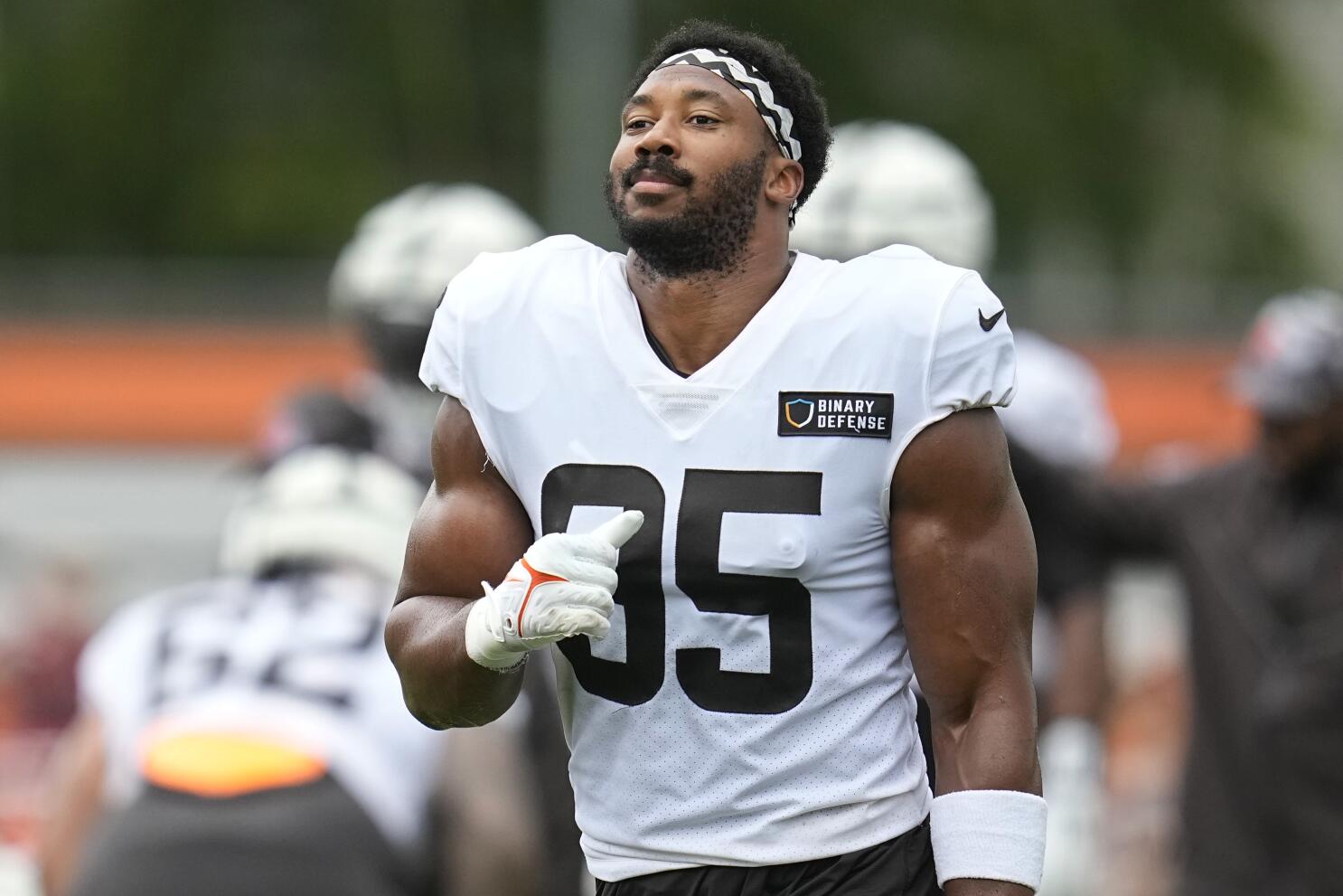 Browns star DE Myles Garrett leaves practice early against Eagles