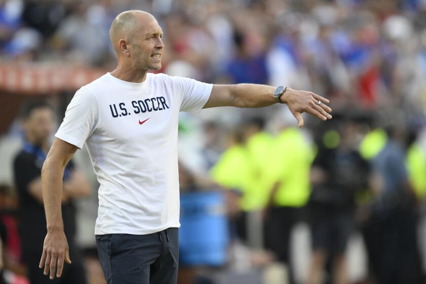 El técnico Gregg Berhalter, de la selección de Estados Unidos, da indicaciones durante un partido de la Copa América ante Uruguay, el lunes 1 de julio de 2024, en Kansas City, Missouri (AP Foto/Reed Hoffman)