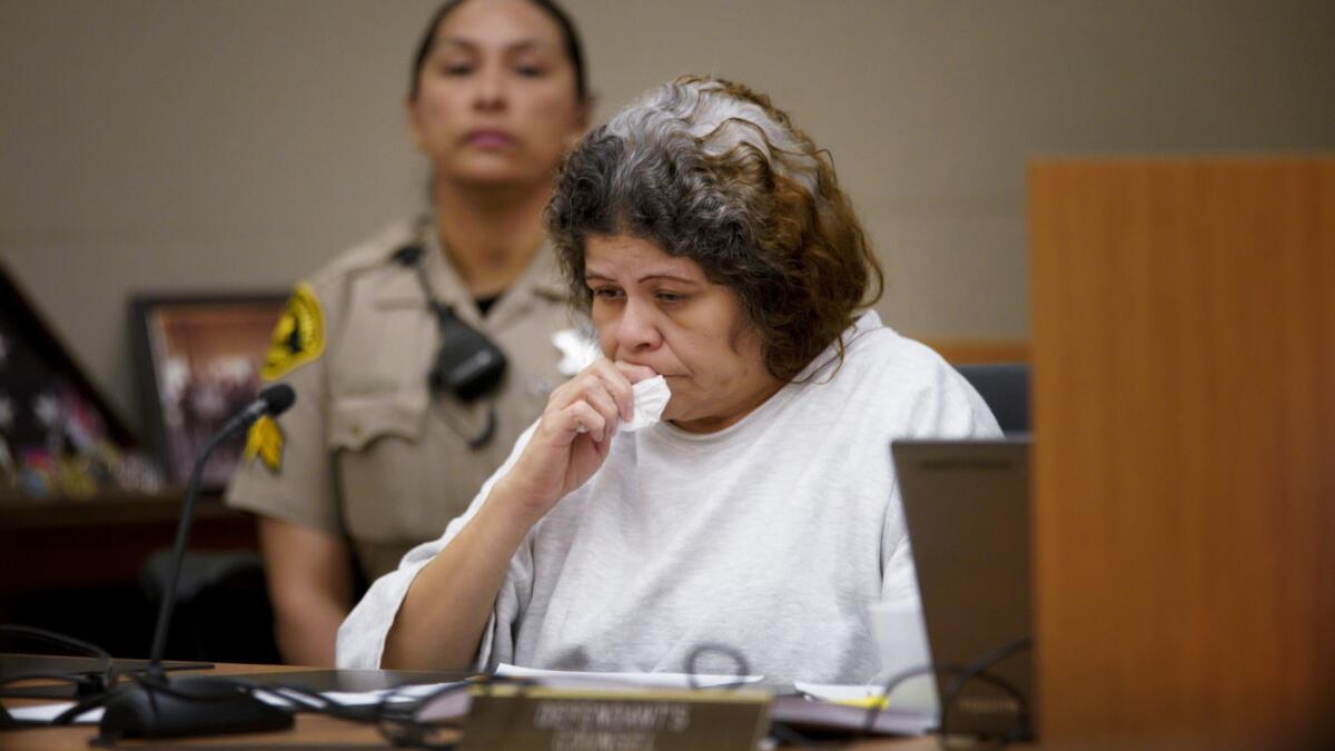 Shirley Montano escucha en un tribunal, donde se la acusa de haber detenido a una mujer discapacitada durante 23 años en una habitación pequeña para cobrar los beneficios mensuales de la Seguridad Social de la víctima.