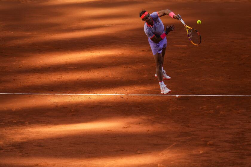 Rafael Nadal saca ante Darwin Blanch en el Abierto de Madrid, el jueves 25 de abril de 2024. (AP Foto/Manu Fernández)