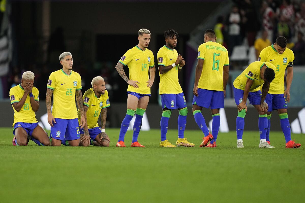 Los jugadores de Brasil durante la definición por penales contra Croacia en el partido por los cuartos 