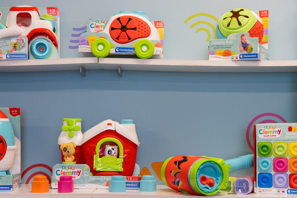 Toy Hub Santa’s elves set up workshop in El Segundo with sprawling new toy hub ...