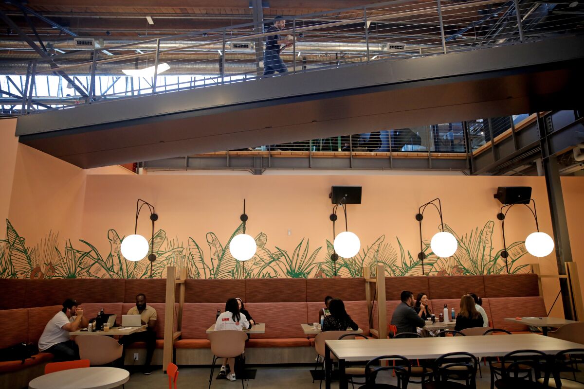 Une salle à manger dans les bureaux de L'Oréal où travaillent parfois des employés.