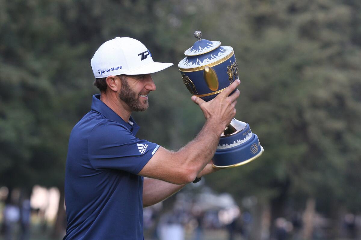 El golfista estadounidense Dustin Johnson levanta el trofeo de campeón el pasado domingo 5 de marzo de 2017, durante la final del World Golf Championship, en el Club Chapultepec de Ciudad de México.