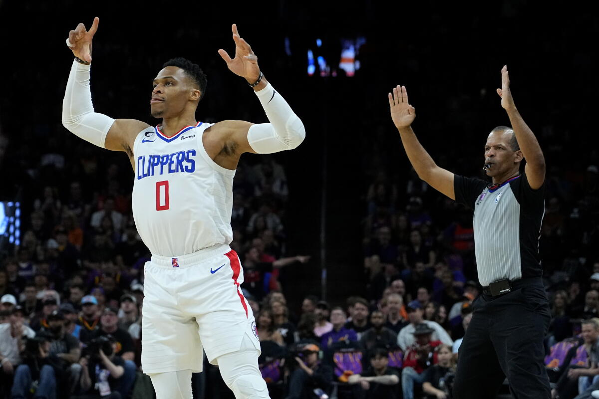 Clippers'ın guardı Russell Westbrook ve arkasındaki hakem, şutu attıktan sonra üç sayılık atış için işaret veriyor.