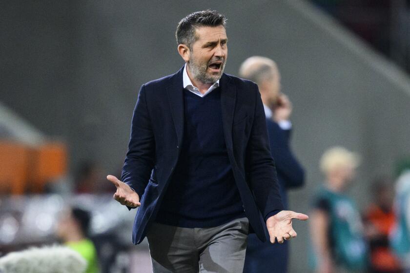 El técnico de Unión Berlín Nenad Bjelica durante el partido contra Augsburgo en la Bundesliga, el viernes 12 de abril de 2024. (Tom Weller/dpa vía AP)