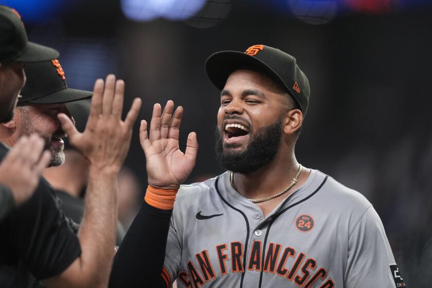 El puertorrique?o Heliot Ramos, de los Gigantes de San Francisco, festeja la victoria sobre los Bravos de Atlanta en el encuentro del martes 2 de julio de 2024 (AP Foto/Brynn Anderson)