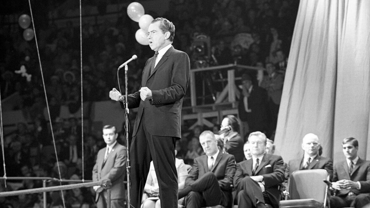 Richard Nixon se dirige a sus partidarios en un mitin de campaña en Nueva York el 31 de octubre de 1968. 